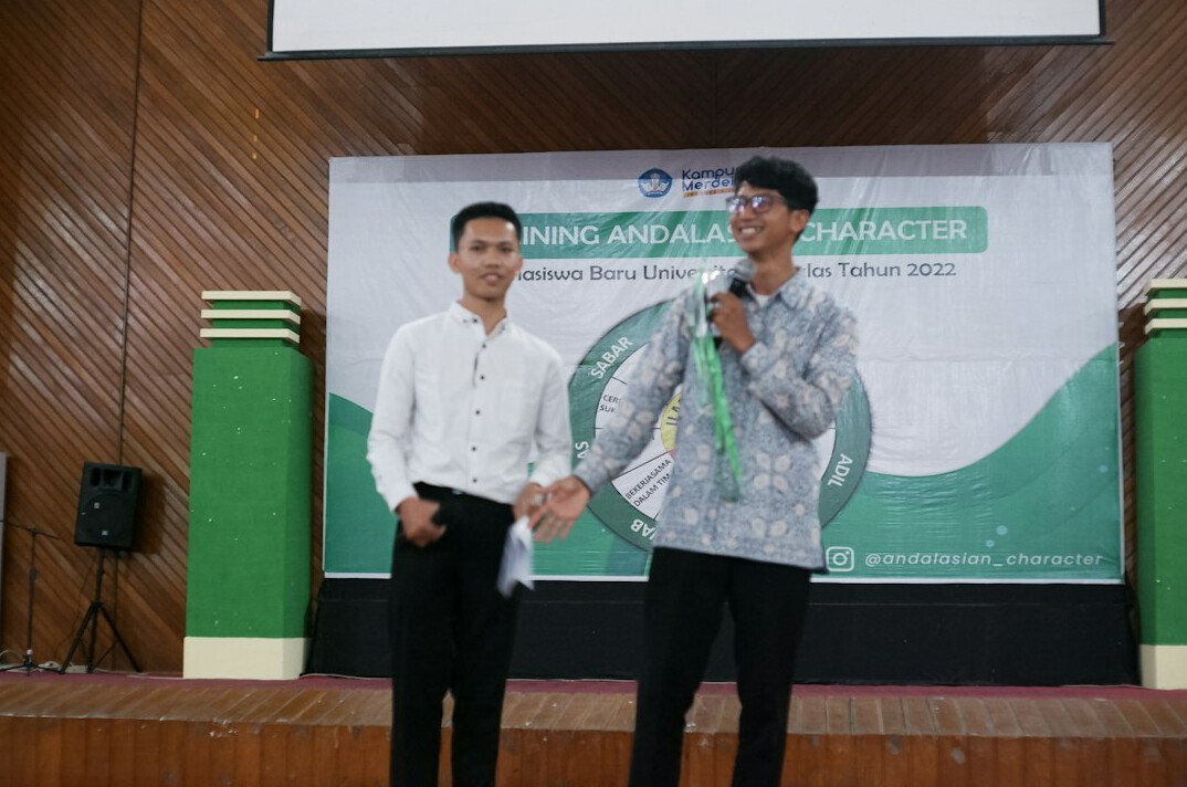 Presenter speaking at a corporate health seminar
